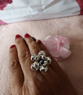 Anillo espectacular plateado flor