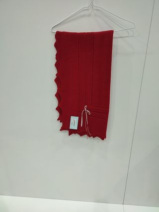 Toca o Chal Trenzas Pompón Rojo