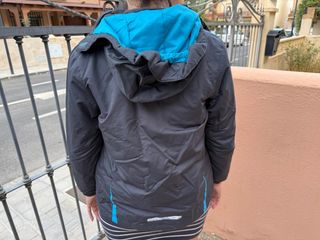 Chaqueta y pantalon impermeable azul y gris
