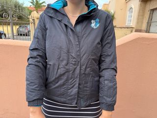 Chaqueta y pantalon impermeable azul y gris
