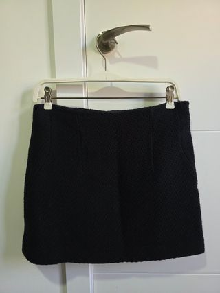 Mini falda tweed negra de Mango, muy elegante