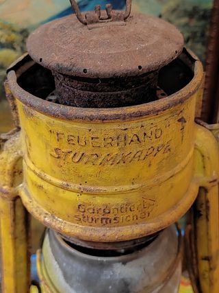 Lampada a olio antica gialla