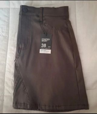Minifalda polipiel marrón Talla 38
