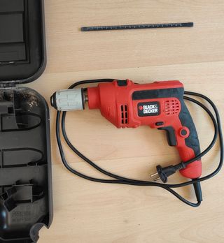 Taladro eléctrico Black and Decker y  sierra