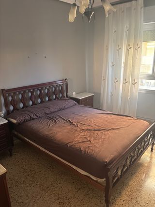 Cama de madera con colchón