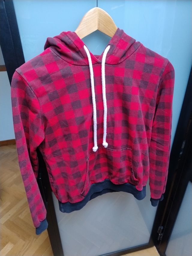 Sudadera con capucha a cuadros roja y negra