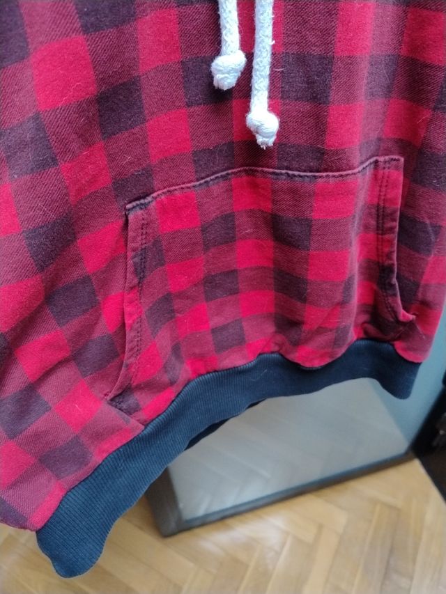 Sudadera con capucha a cuadros roja y negra