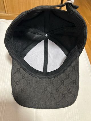Gorra Negra con Diseño de Diamantes