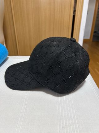 Gorra Negra con Diseño de Diamantes