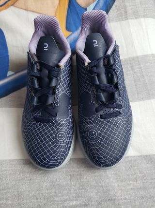 Botas de fútbol para niño/a talla 31.