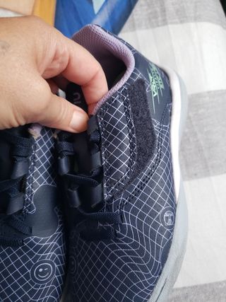 Botas de fútbol para niño/a talla 31.