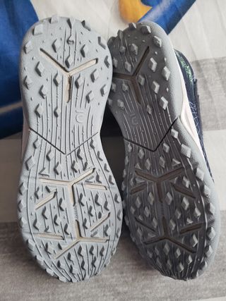 Botas de fútbol para niño/a talla 31.