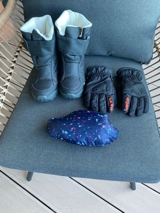 Botas, guantes y chubasquero para nieve