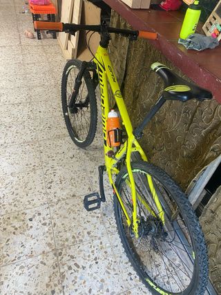 Bicicleta de montaña amarilla