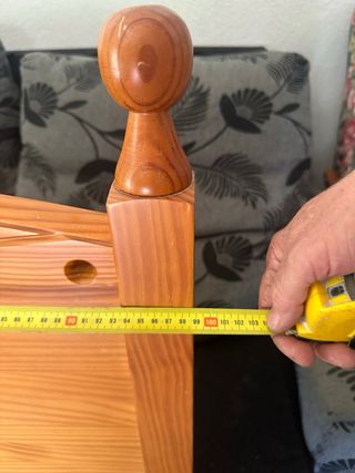 Cabecero de cama de madera.