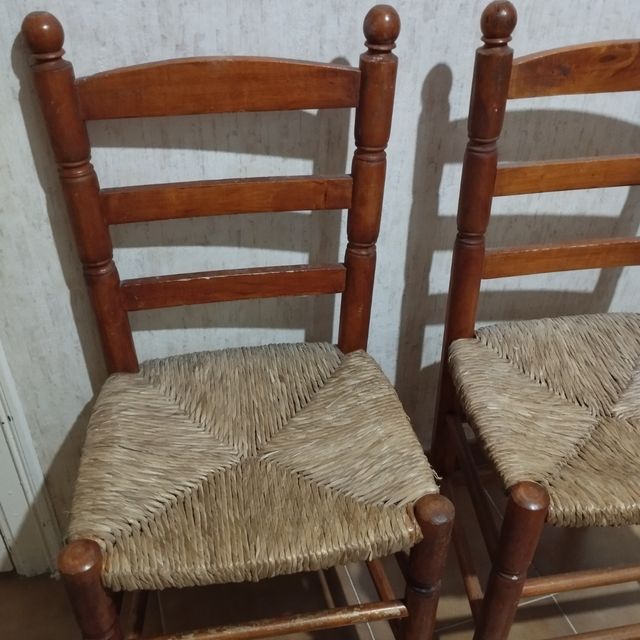Sillas rústicas de madera y yute