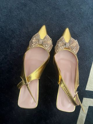 Zapatos de tacón dorados con lazo