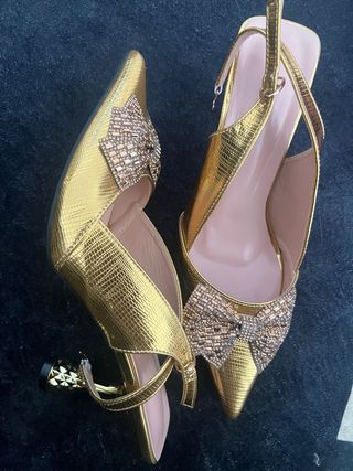 Zapatos de tacón dorados con lazo