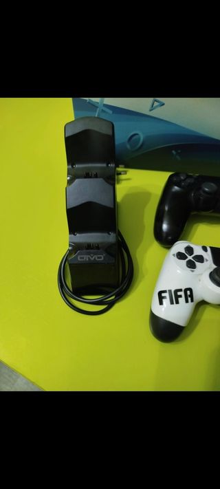 Lote PS4 Slim 500GB Negra + Auriculares y 3 mandos