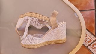 Sandalias cuña encaje tela