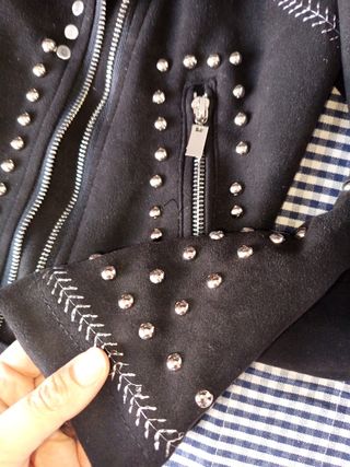 Chaqueta antelina tachuelas y bordada