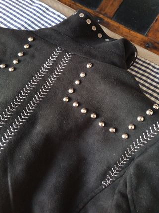 Chaqueta antelina tachuelas y bordada