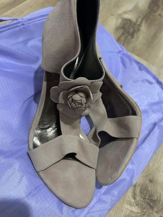 Sandalias de tacón rosa claro con flor