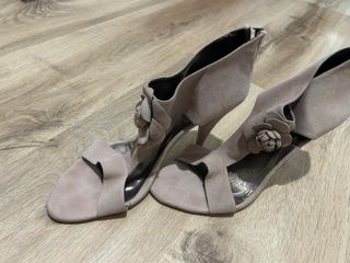 Sandalias de tacón rosa claro con flor