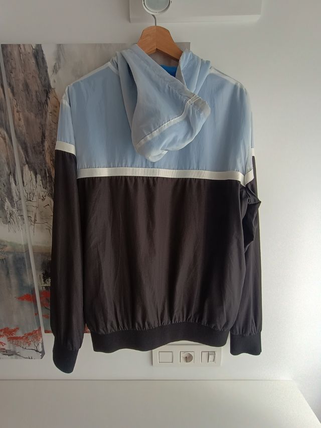 Chaqueta Converse Talla M Azul, negra y blanca.