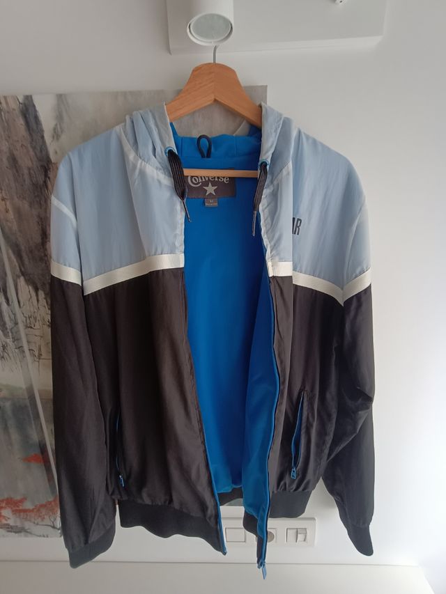 Chaqueta Converse Talla M Azul, negra y blanca.