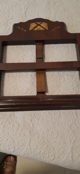 Atril de madera con marquetería  43x43 cm