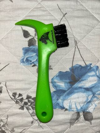 Set spazzole e nettapiedi per cavalli