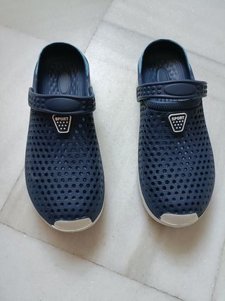 Sandalias estilo Crocs azul