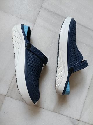 Sandalias estilo Crocs azul