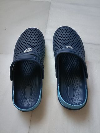 Sandalias estilo Crocs azul