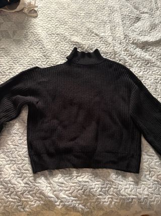 Jersey negro con hombro descubierto 