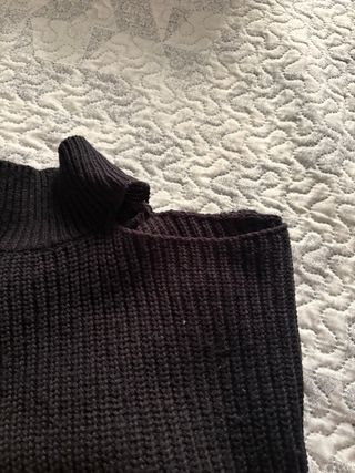 Jersey negro con hombro descubierto 