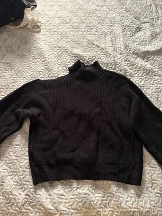 Jersey negro con hombro descubierto 