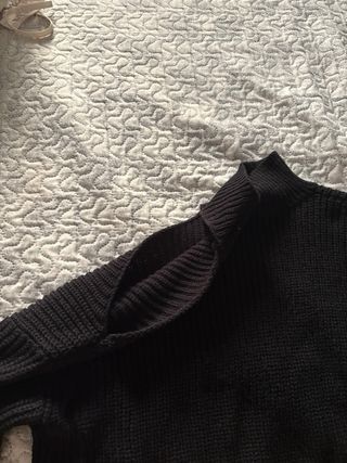 Jersey negro con hombro descubierto 