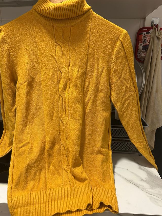 Cárdigan de punto amarillo con cuello alto