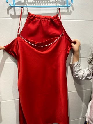 Vestido rojo con cadena.