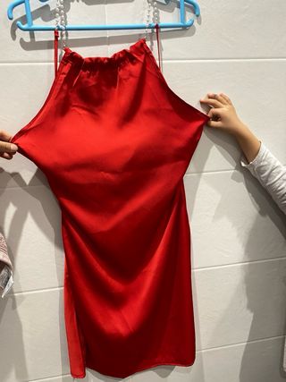 Vestido rojo con cadena.