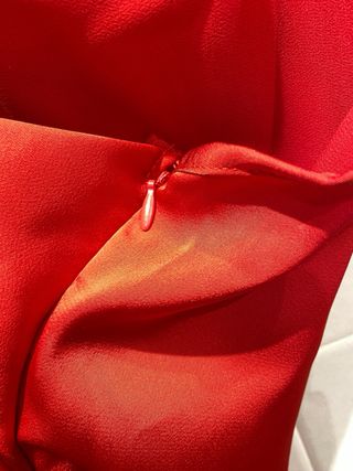 Vestido rojo con cadena.