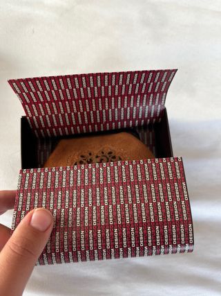 Monedero de gamuza con diseño.