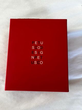 Monedero de gamuza con diseño.