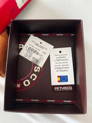 Monedero de gamuza con diseño.
