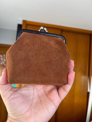Monedero de gamuza con diseño.