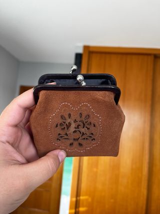 Monedero de gamuza con diseño.