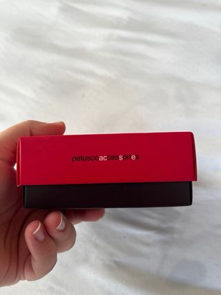 Monedero de gamuza con diseño.