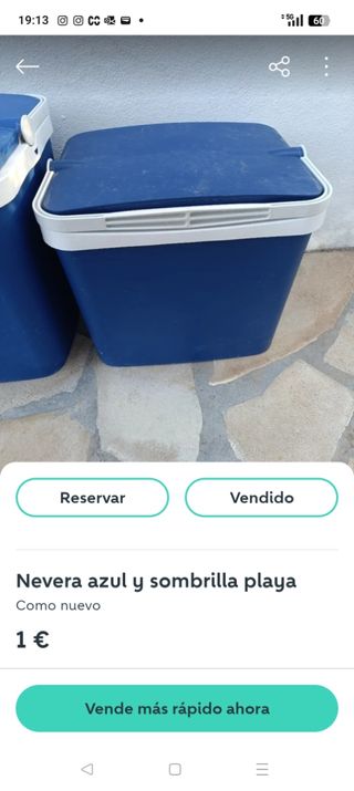 Nevera y sombrilla de playa